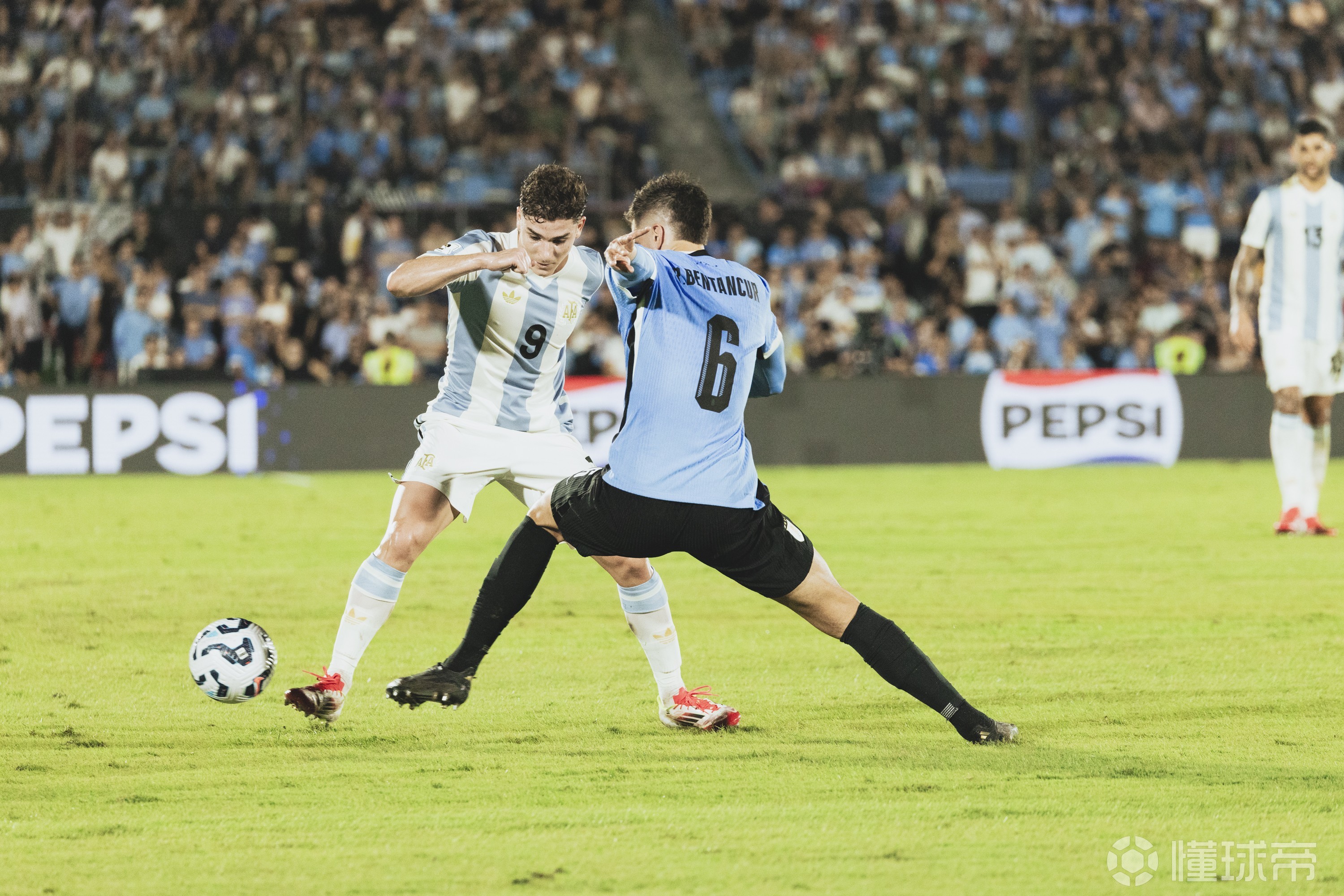 爱游戏-乌拉圭强势阿根廷，阿尔瓦雷斯统治全场的简单介绍